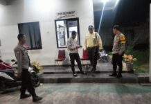 Patroli KRYD Malam Hari, Bhabinkamtibmas Polsek Ciawigebang Sambangi Satpam Gudang Wings dan Ajak Jaga Kamtibmas Jelang Hari Bhayangkara ke-80