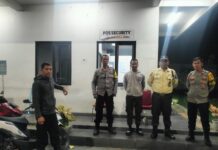 Jelang Hari Bhayangkara ke-80, Bhabinkamtibmas Polsek Ciawigebang Perkuat Kamtibmas dengan Satpam Gudang Wings Lewat Patroli KRYD Malam Hari