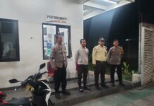 Bhabinkamtibmas Polsek Ciawigebang Ajak Satpam Gudang Wings Tingkatkan Kewaspadaan Jelang Hari Bhayangkara ke-80 saat Patroli KRYD Malam Hari