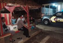 Patroli KRYD Malam Hari, Bhabinkamtibmas Polsek Ciawigebang Sambangi Warga Jaga Pos Ronda di Desa Sukadana dan Sampaikan Himbauan Kamtibmas
