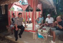 Patroli KRYD Malam Hari, Bhabinkamtibmas Polsek Ciawigebang Sambangi Warga Jaga Pos Ronda di Desa Sukadana