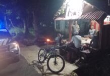 Jaga Kondusivitas Wilayah, Bhabinkamtibmas Polsek Ciawigebang Patroli KRYD Malam Hari Sambangi Warga Jaga Pos Ronda di Desa Sukadana