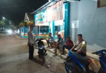 Patroli KRYD Malam Hari, Bhabinkamtibmas Polsek Ciawigebang Ajak Warga Desa Mekarjaya Jaga Kamtibmas Jelang Hari Bhayangkara ke-80