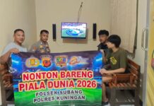 POLSEK SUBANG GELAR NOBAR PIALA DUNIA 2026, PERERAT SILATURAHMI DENGAN WARGA CIPTAKAN KAMTIBMAS AMAN.