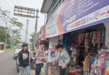 PATROLI SIANG ,ANGGOTA POLSEK SUBANG SAMBANGI WARGA CIPTAKAN RASA AMAN WARGA.