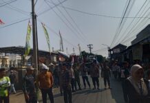 Anggota Polsek Ciawigebang Bersama TNI dan Satpol PP Amankan Pawai Tahun Baru Islam 1448 H di Desa Ciawilor