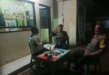 Patroli Malam Hari, Bhabinkamtibmas Polsek Ciawigebang Sambangi Satpam Toko Aneka Sandang Jelang Hari Bhayangkara ke-80