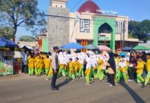 Kanit Binmas Polsek Cidahu Amankan dan Kawal Pawai Haplah Akhirussanah Ponpes Al Maqosid Al Islamiyah