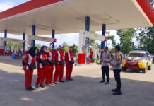 Anggota Polsek Cidahu Sambangi Karyawan SPBU Desa Cieurih, Sampaikan Himbauan Kamtibmas