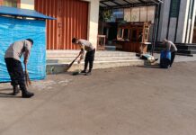 Polsek Ciawigebang Gelar Aksi Bersih-Bersih Masjid At Taqwa, Tingkatkan Kebersamaan dengan Warga