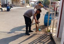 Wujud Kepedulian, Polsek Ciawigebang Bersihkan Masjid At Taqwa dalam Bhakti Religi Hari Bhayangkara ke-80