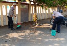 Jelang Hari Bhayangkara ke-80, Polsek Ciawigebang Gelar Aksi Bersih-Bersih Masjid At Taqwa