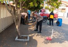 Wujud Kebersamaan, Polsek Ciawigebang Polres Kuningan Bersihkan Area Masjid At Taqwa