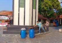 Polsek Ciawigebang Gotong Royong Bersihkan Masjid At Taqwa Dalam Rangka Hari Bhayangkara ke-80