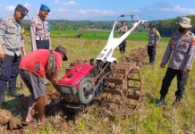 Wujud Dukungan Program Nasional, Polsek Ciawigebang Bersama Kelompok Tani Cibangbara Desa Mekarjaya Laksanakan Pengolahan Lahan Pertanian