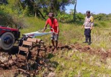 Polsek Ciawigebang Bersama Kelompok Tani Cibangbara Desa Mekarjaya Olah Lahan 1 Hektar untuk Penanaman Jagung Hibrida