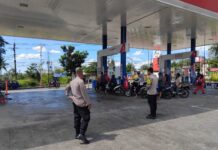 Sapa Karyawan dan Konsumen SPBU, Polsek Mandirancan Redam Potensi Gesekan Jelang Libur Panjang Hari Raya