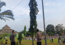 Aipda Teguh Diantoro Pimpin Pengamanan Shalat Idul Adha 1447 H, Atur Alur Kendaraan di Area Lapangan Bola