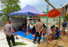 Aiptu Taupik Hidayanto Ingatkan Panitia Qurban Blok Kasab: Atur Pembagian dengan Tertib, Jangan Berebut!