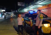 Pimpin Patroli Malam, Kanit Propam Polsek Mandirancan Pastikan Personel Siaga dan Warga Tertib
