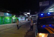 Menyusuri Gelapnya Malam, Bhabinkamtibmas Polsek Mandirancan Dobrak Sekat Pembatas demi Kamtibmas Prima
