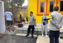 Kobarkan Semangat Gotong Royong, Anggota Bhabinkamtibmas Polsek Mandirancan Gandeng Warga Bahu-Membahu Jaga Kampung