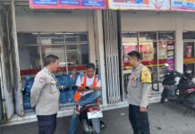 Kobarkan Semangat Gotong Royong, Anggota Bhabinkamtibmas Polsek Mandirancan Gandeng Warga Bahu-Membahu Jaga Kampung