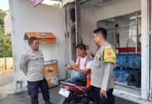 Menyapa Fajar hingga Senja, Anggota Bhabinkamtibmas Polsek Mandirancan Kawal Ketat Stabilitas Wilayah Demi Kenyamanan Warga