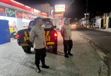 Menembus Dingin Malam, Jajaran Polsek Mandirancan Pastikan Keamanan Obyek Vital Desa Tetap Steril