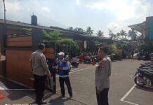 Piket Polsek Kramatmulya Laksanakan Patroli Siang, Antisipasi C3 dan Gangguan Kamtibmas Sambangi Juru Parkir RM Imah Amih