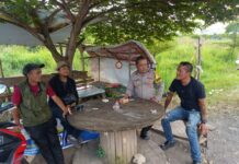 Piket Polsek Kramatmulya Laksanakan Patroli Siang, Antisipasi C3 dan Gangguan Kamtibmas Sambangi Juru Parkir Alfamart Desa Karangmangu