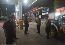 Kapolsek Kramatmulya Beserta Anggota Gelar Patroli Malam, Antisipasi C3 dan Gangguan Kamtibmas Sambangi Security SPBU Desa Cilowa Kec. Kramatmulya