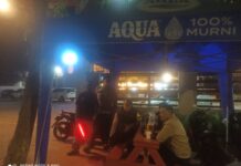 Kapolsek Kramatmulya Beserta Anggota Gelar Patroli Malam, Antisipasi C3 dan Gangguan Kamtibmas Sambangi Juru Parkir Café D’jons Pool Desa Cilaja