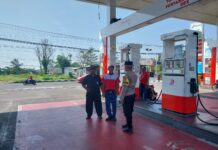 Piket Polsek Kramatmulya Laksanakan Patroli Siang, Antisipasi C3 dan Gangguan Kamtibmas Sambangi Security SPBU Desa Cilowa