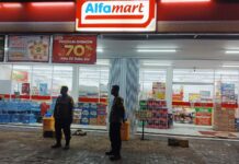 Siaga Jelang Malam, Unit Patroli Polsek Mandirancan Bentengi Karyawan dan Pengunjung Minimarket dari Rasa Cemas