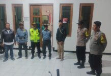 Rajut Sinergitas di Balai Desa Pakembangan, Kapolsek Mandirancan Bersama Jajaran Perkokoh Rasa Aman Warga di Malam Hari