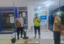 Sterilisasi Obyek Vital Malam Hari, Kapolsek Mandirancan Cek Mesin ATM Bank BRI Guna Antisipasi Modus Kejahatan Perbankan