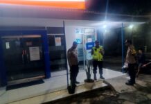 Menembus Sunyinya Malam, Kapolsek Mandirancan Bersama Anggota Pastikan Bilik ATM Bank BRI Bebas dari Ancaman Kriminal