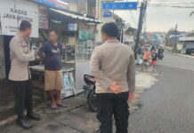 Edukasi Literasi Digital Pemukiman, Ka SPKT 2 Polsek Mandirancan Ajak Warga Sukasari Saring Sebelum Sharing