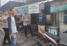 Dekat di Hati Warga, Ka SPKT 2 Polsek Mandirancan Ketuk Pintu Rumah di Blok Cimalati Guna Jaga Kesejukan Kamtibmas