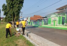 Turun Langsung ke Jalan Samping Lapangan Bola, Kapolsek Mandirancan Gerakkan Personel Sukseskan Kerja Bakti Sosial Jelang 1 Juli