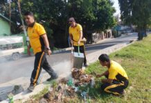 Guna Eliminasi Ruang Kumuh di Sekitar Lapangan Bola, Polsek Mandirancan Intensifkan Aksi Bakti Religi dan Kebersihan Lingkungan Jalan