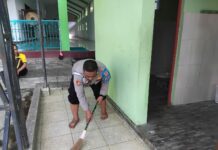 Sentuh Hati Umat Melalui Ruang Suci, Polsek Mandirancan Bersihkan Masjid As-Salam Demi Kenyamanan Ibadah Masyarakat