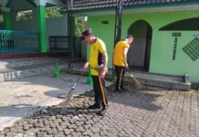 Tanamkan Edukasi Pola Hidup Bersih dan Sehat, Polsek Mandirancan Bersihkan Fasilitas Umum Masjid As-Salam Guna Cegah Penyakit