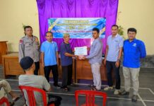Bhabinkamtibmas Desa Cikubangsari Sambangi Warga dan Monitoring Penyaluran Bansos BLT DD di Aula Balai Desa Cikubangsari