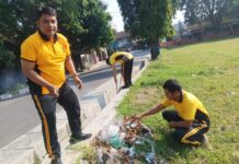 Akselerasi Program Pra-HUT Bhayangkara ke-80, Polsek Mandirancan Sapu Bersih Sampah di Jalanan dan Kompleks Masjid As-Salam