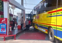 Anggota Piket Polsek Kramatmulya Laksanakan Patroli Siang, Antisipasi C3 dan Gangguan Kamtibmas Sambangi Warga Masyarakat di SPBU Desa Cilowa
