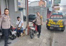 Anggota Piket Polsek Kramatmulya Laksanakan Patroli Siang, Antisipasi C3 dan Gangguan Kamtibmas Sambangi Ojeg Simpang Tiga Desa Kalapagunung