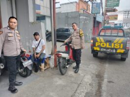 Anggota Piket Polsek Kramatmulya Laksanakan Patroli Siang, Antisipasi C3 dan Gangguan Kamtibmas Sambangi Ojeg Simpang Tiga Desa Kalapagunung