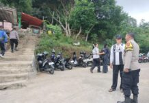 Anggota Piket Polsek Kramatmulya Laksanakan Patroli Siang, Antisipasi C3 dan Gangguan Kamtibmas Sambangi Pengunjung Objek Wisata Lembah Cilengkrang Desa Pajambon